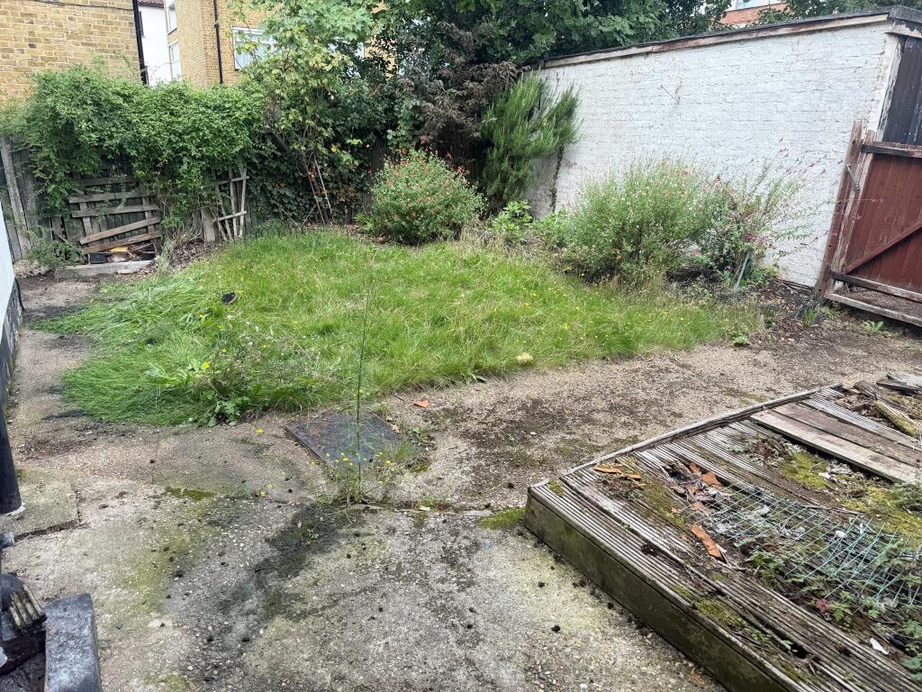 Lot: 19 - FREEHOLD GROUND RENTS WITH VACANT FLAT AND GARAGE - Rear garden with lawn and patio area